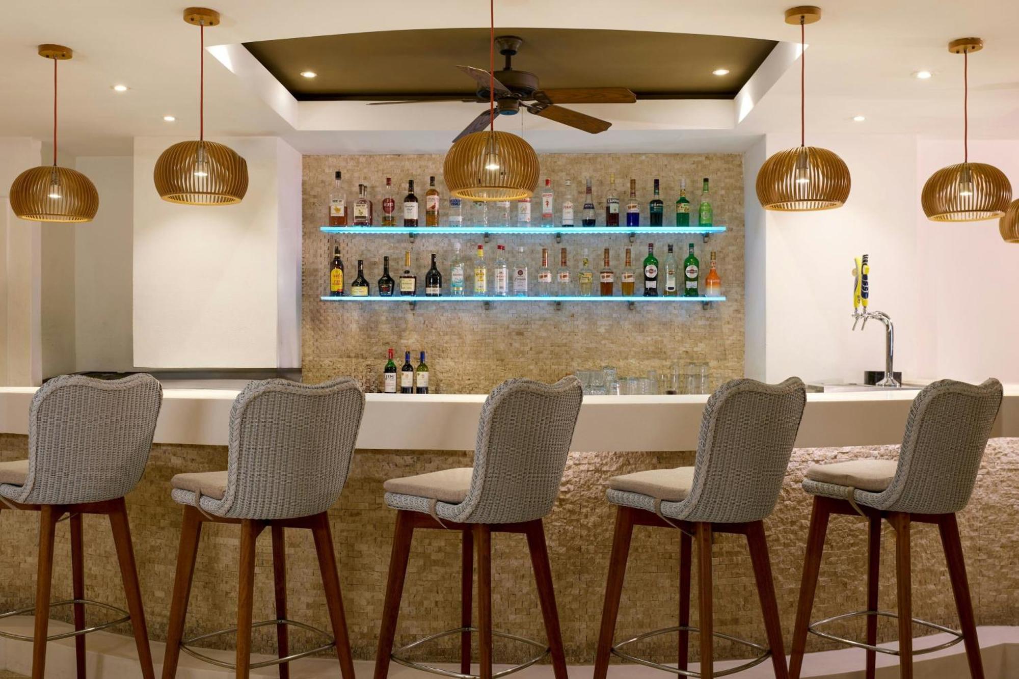 Waves Resort & Spa, Barbados, An Autograph Collection All-Inclusive Resort Saint James Exteriör bild